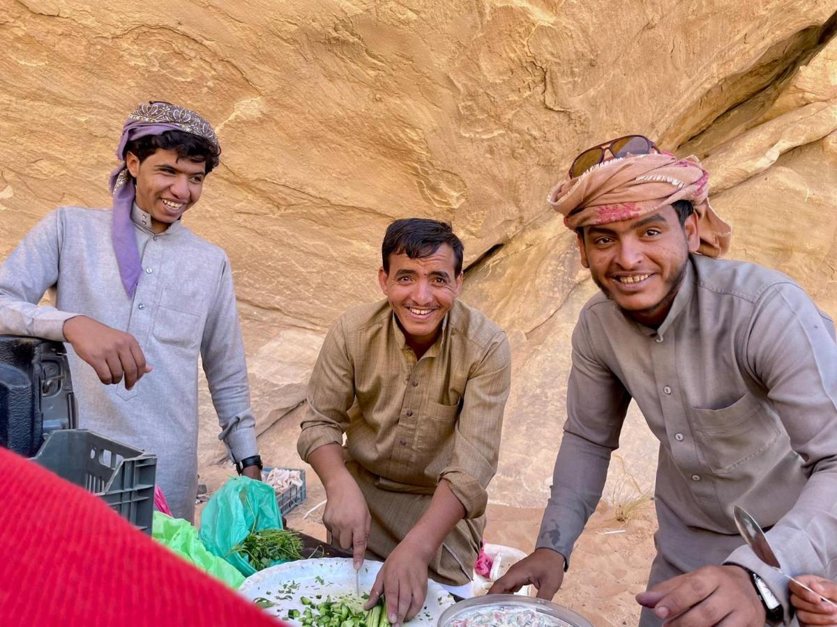 Wadi Rum Bedouin Tour With A Camp Buitenkant foto
