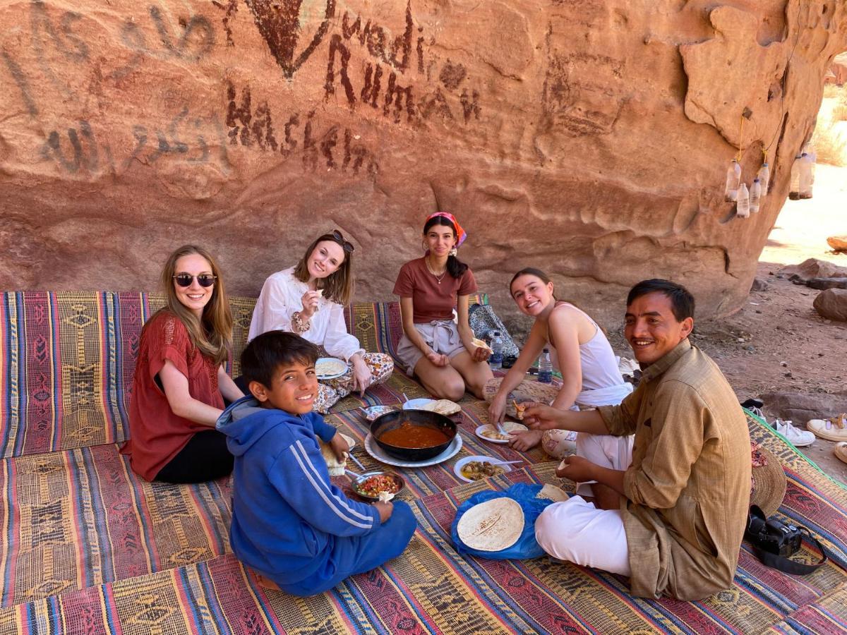 Wadi Rum Bedouin Tour With A Camp Buitenkant foto
