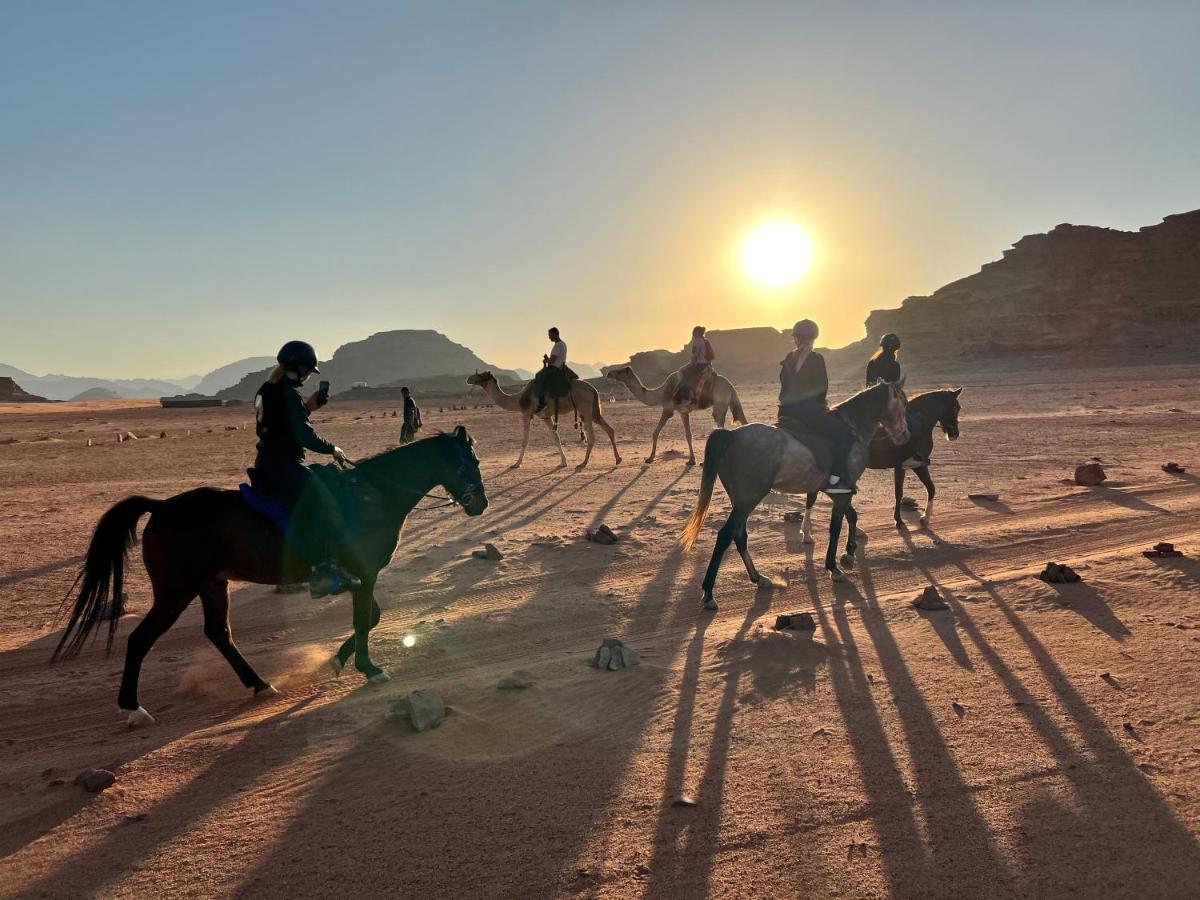 Wadi Rum Bedouin Tour With A Camp Buitenkant foto