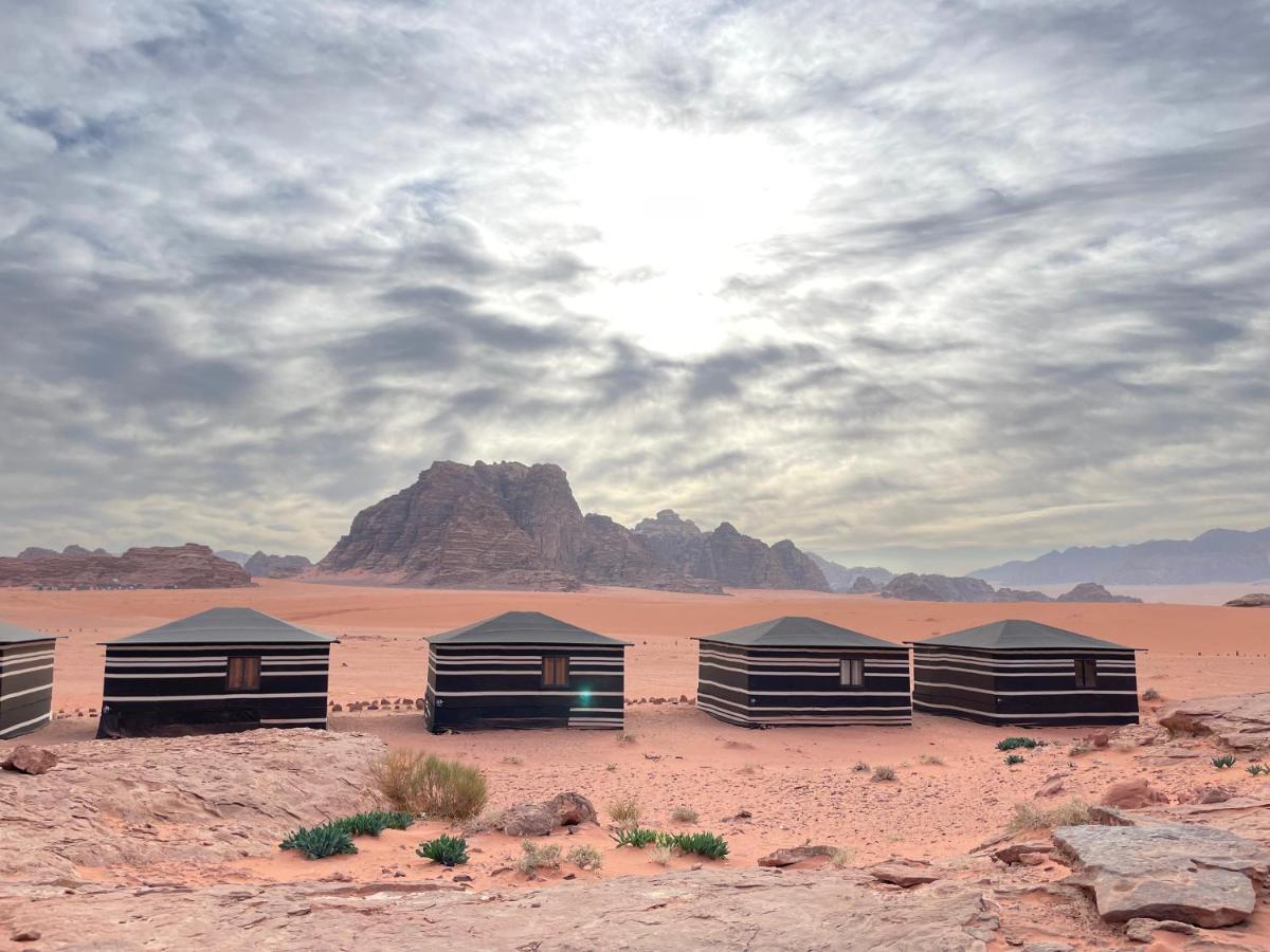 Wadi Rum Bedouin Tour With A Camp Buitenkant foto