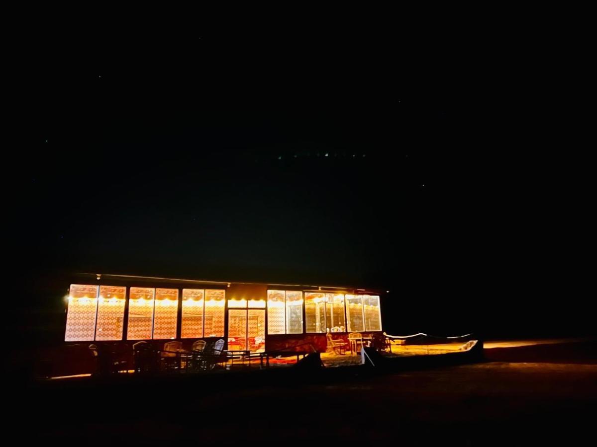 Wadi Rum Bedouin Tour With A Camp Buitenkant foto